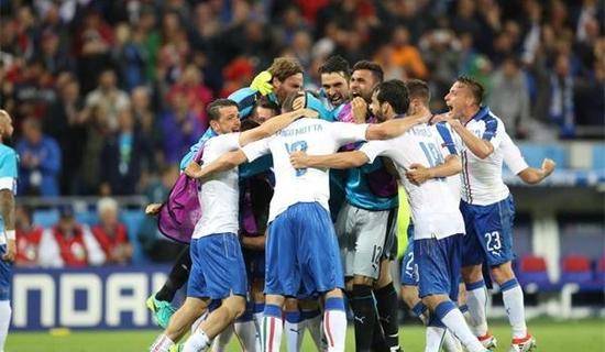 喷薄相向！欧预赛交手，双方拼尽全力展现实力较量