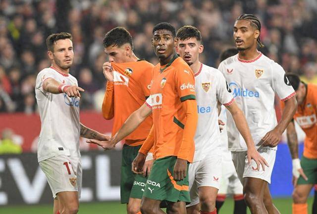 包含塞维利亚逆转战胜瓦伦西亚，继续领跑积分榜的词条