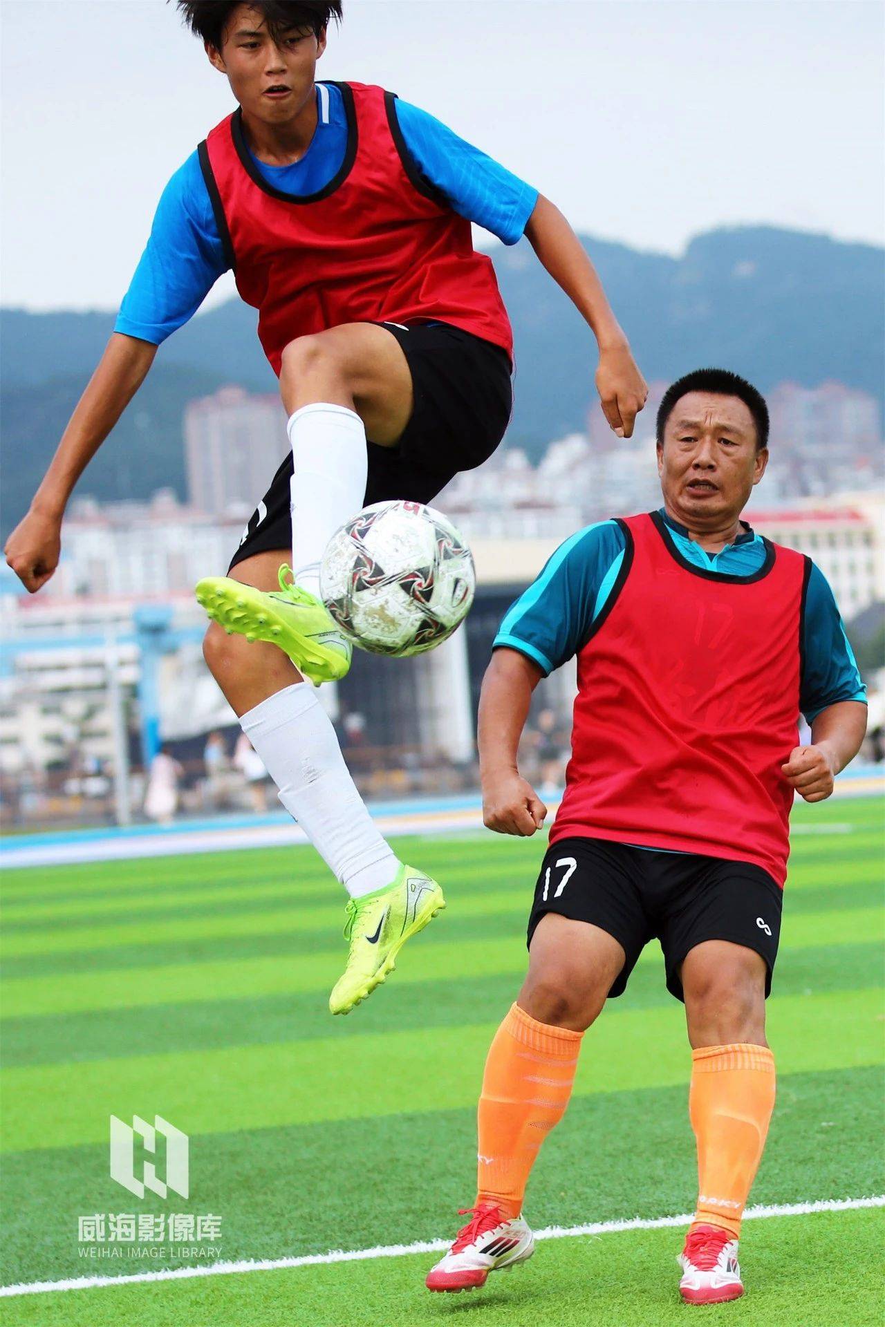 大发娱乐平台-足球赛场上多场精彩对决,球员实力有目共睹吗